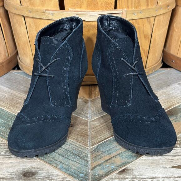 MIA Pampa Black Suede Wingtip Brogue Wedge Heel Lace-Up Ankle Booties Womens 6 - Picture 7 of 11